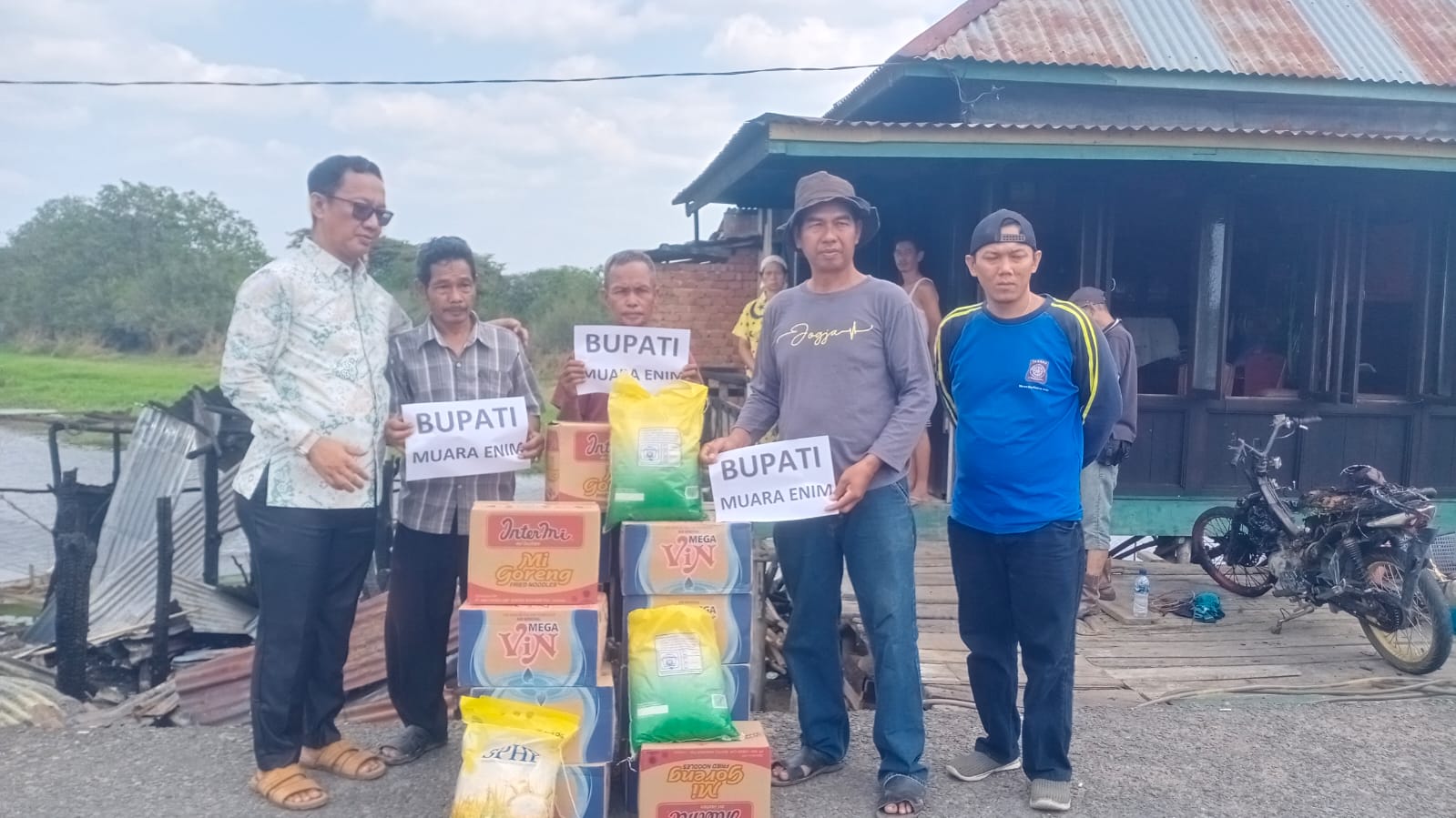 Sikap Tanggap Peduli Plt .Camat Gelumbang Bantu Warga Korban Kebakaran di Desa Pinang Banjar