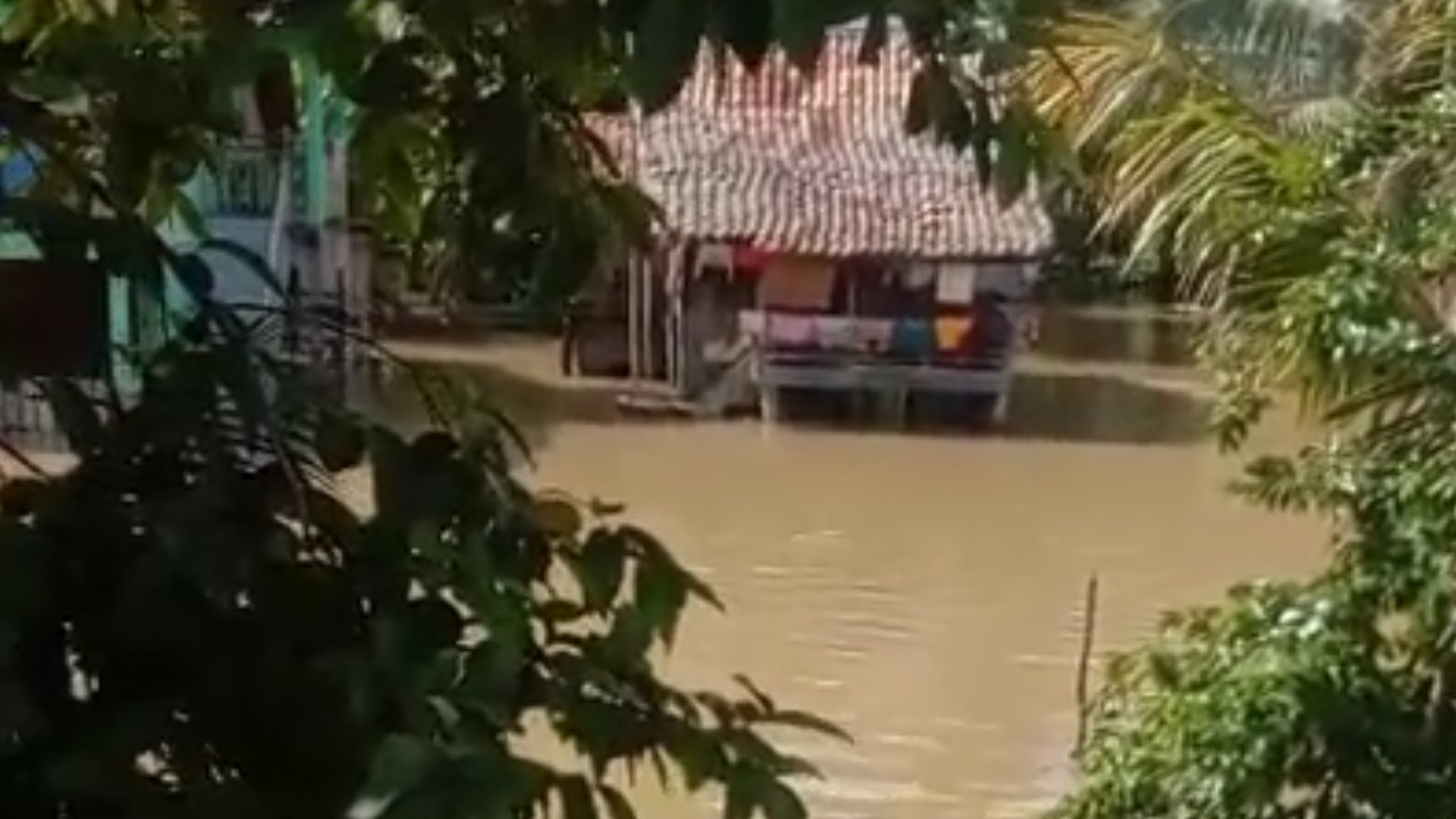 Tak sejengkal Tanah pun yang timbul, akibat banjir,Begitu Jeritan Hati Warga Danau Tampang.