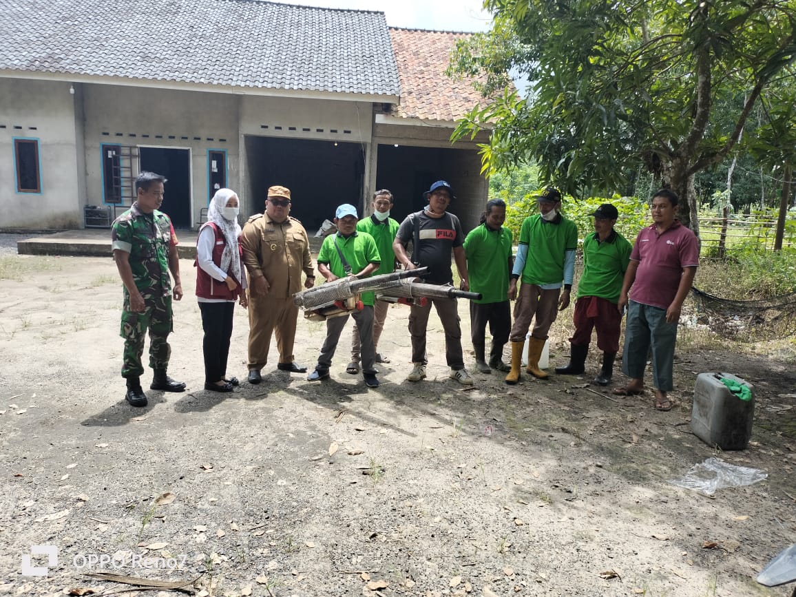 Pemdes karang endah Selatan. Dan BPD, lakukan fogging DBD Secara Gratis Demi Kesehatan Warganya.