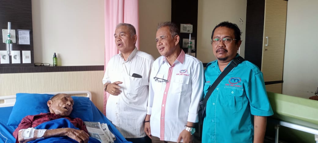 DPW IMO Indonesia Sumut Besuk Tokoh Pers Muhammad TWH di RS Royal Prima