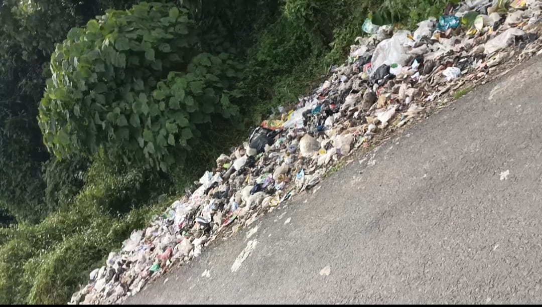 WARGA RESAH TUMPUKKAN SAMPAH DI PANGKAL JEMBATAN DESA KERUNG KEC LAHAT SELATAN MENYEBABKAN BAU TAK SEDAP