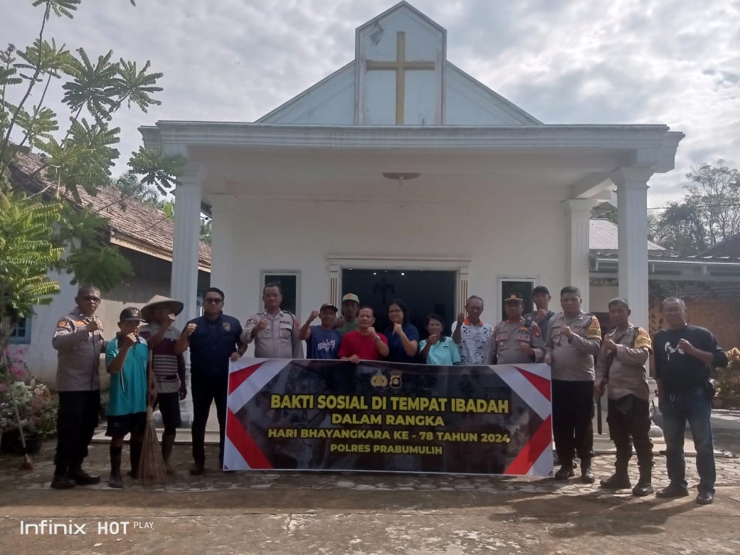 Sambut HUT Bhayangkara ke-78, Polsek RKT Bersihkan Rumah Ibadah