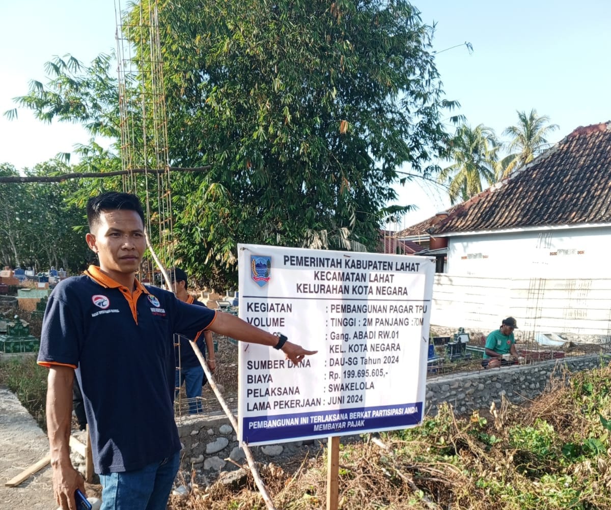 PEMBANGUNAN PAGAR TPU DIDUGA AJANG KORUPSI UJANG ZAIRI, SE. MM. LURAH KOTA NEGARA LAHAT DIDUGA KUAT MENYALAHI PERMENDAGRI 130 2018 DAN PP 17 2018