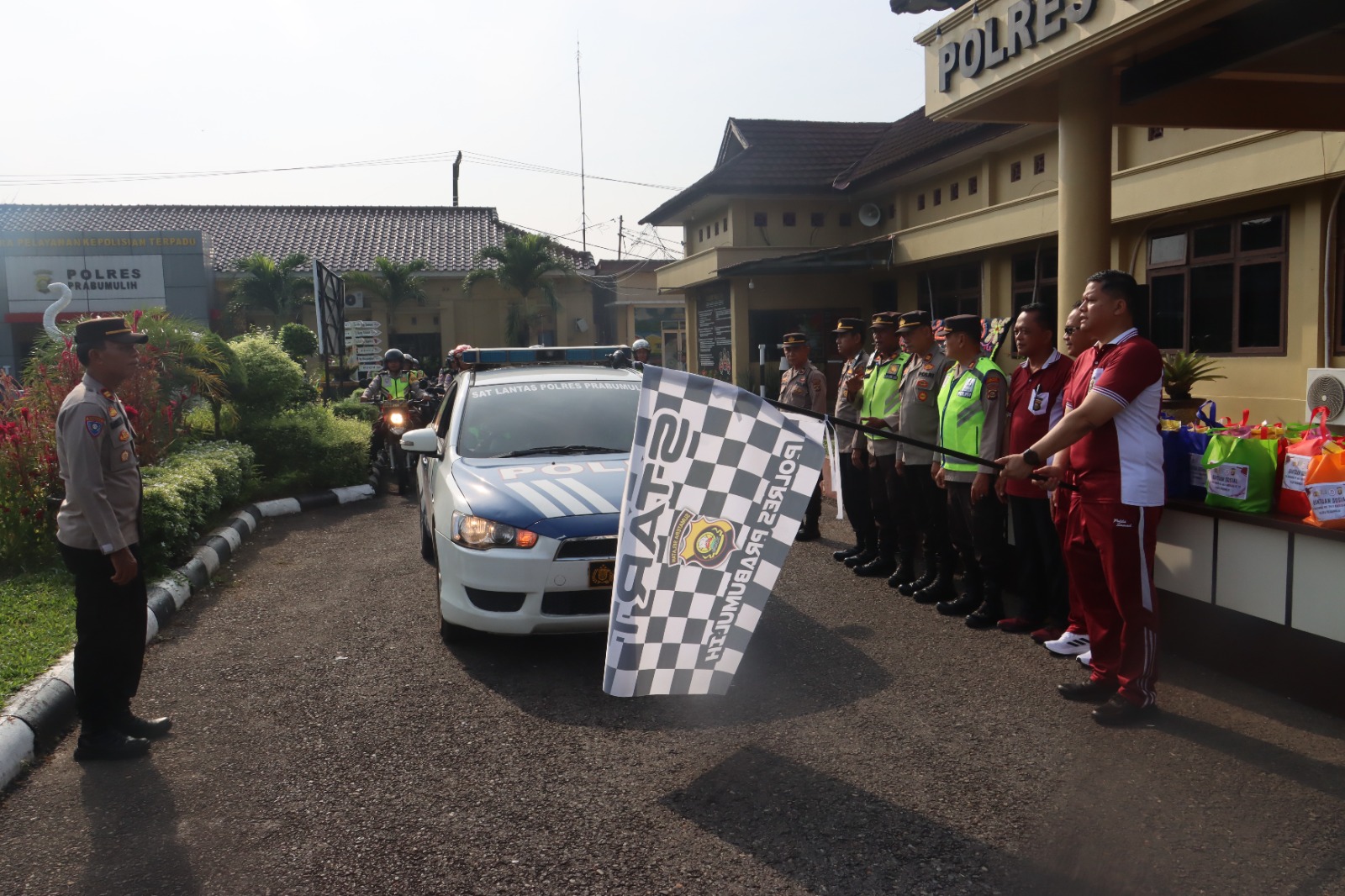 Dalam rangka peringati Hari Bhayangkara Ke 78 polres Prabumulih 500 paket sembako di bagikan 