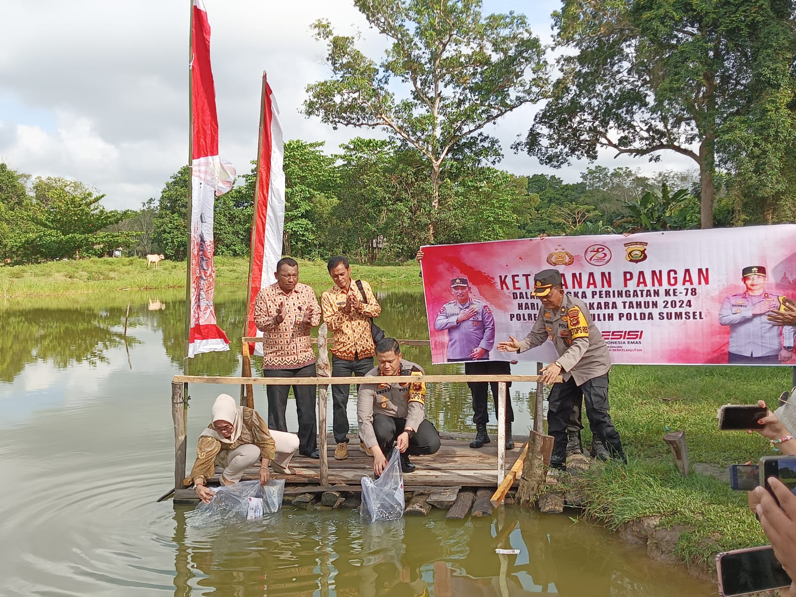 DALAM RANGKA HUT BHAYANGKARA KE – 78 TAHUN 2024 POLRES PRABUMULIH MELAKSANAKAN KEGIATAN BAKTI SOSIAL PENANAMAN POHON, PENEBARAN BENIH IKAN DAN PEMBERIAN BEASISWA