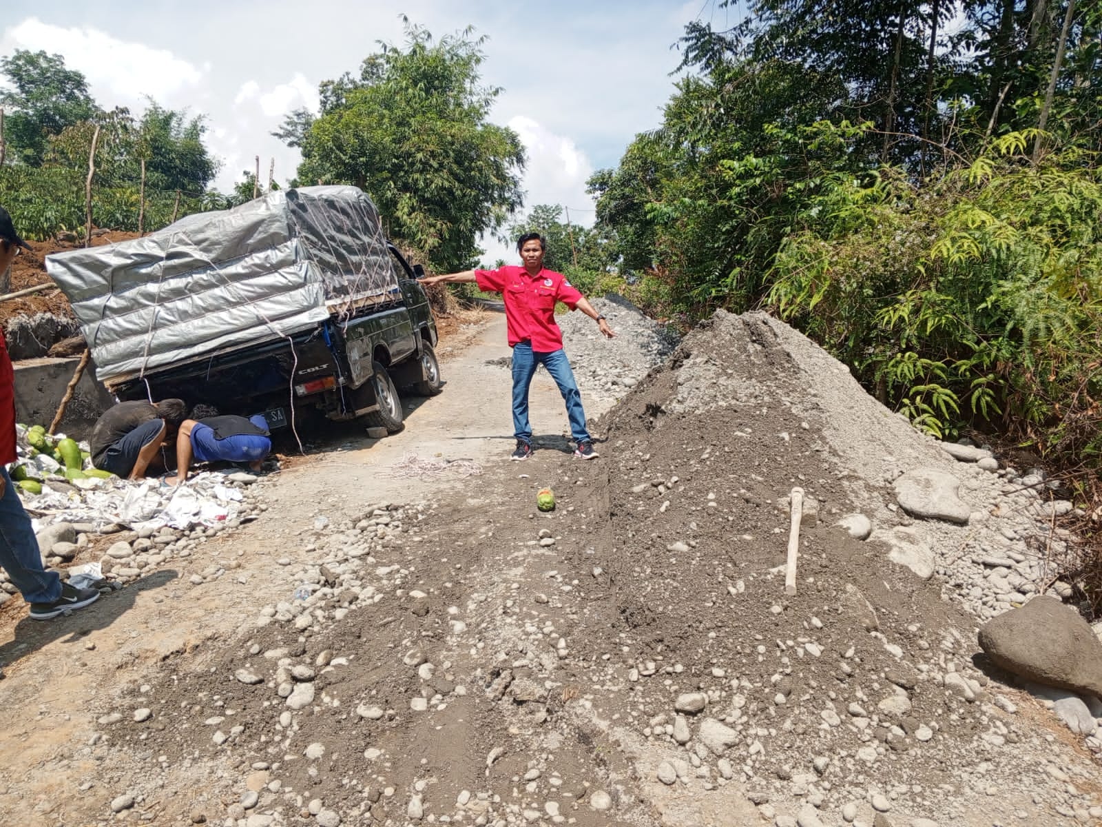 DIDUGA KUAT PPTK DAN PENGAWAS TUTUP MATA PEMBANGUNAN SIRING PASANGAN JALAN MUARA TIGA MU LAHAT RUGIKAN PENGGUNA JALAN