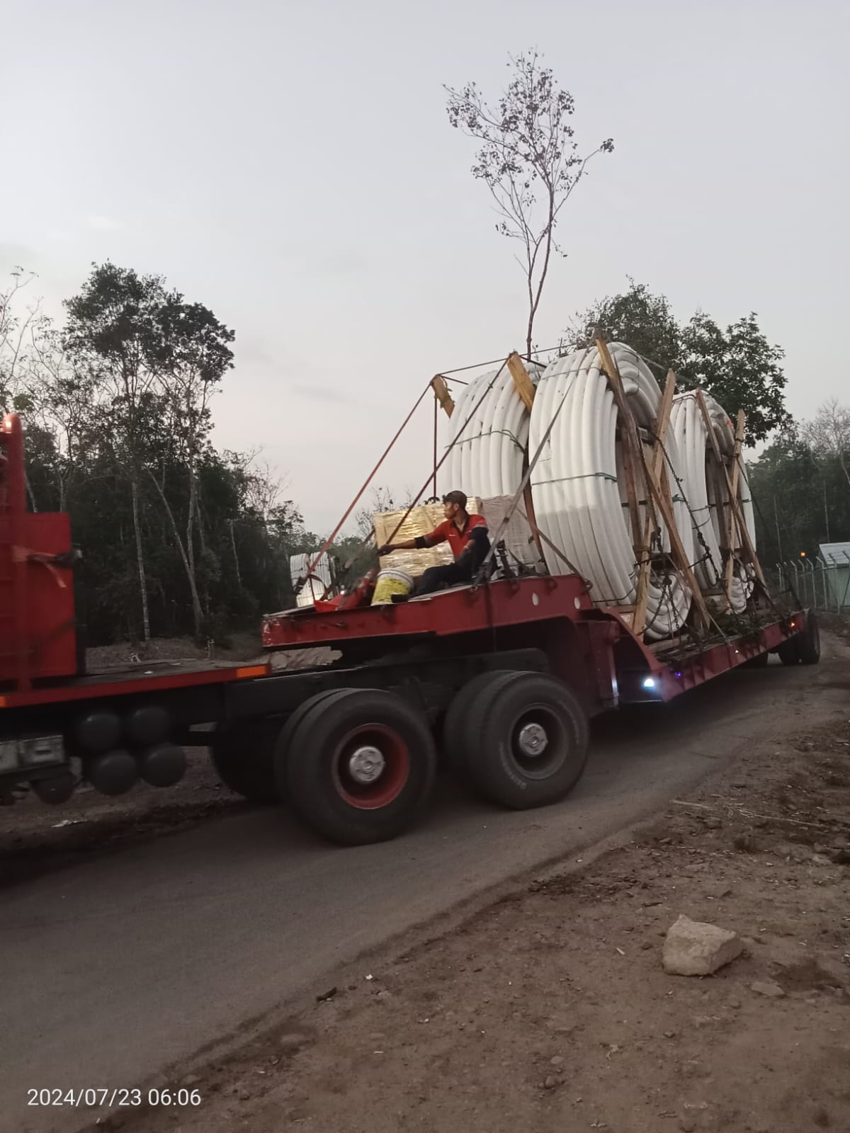 Mobilisasi Bermuatan Berat melintas di jalan kabupaten Tampa kantongi izin dan membuat resah masyarakat