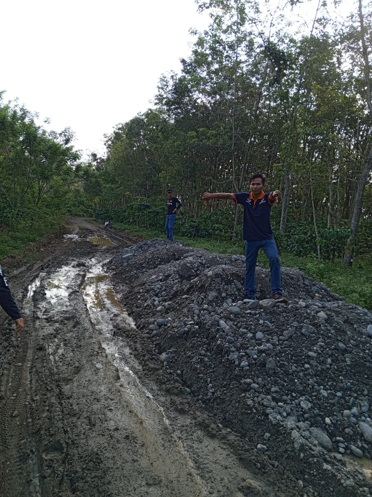 DIDUGA JALAN COR BETON DESA KERUNG LAMA LAHAT SELATAN DIKERJAKAN ASAL-ASALAN BAK KUBANGAN KERBAU TERINDIKASI LADANG KORUPSI PEJABAT DAN KONTRAKTOR BANGSAT