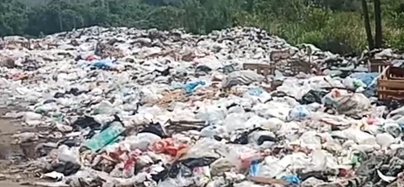 Soal sampah hanya di perhatikan, tidak ditangulangi.