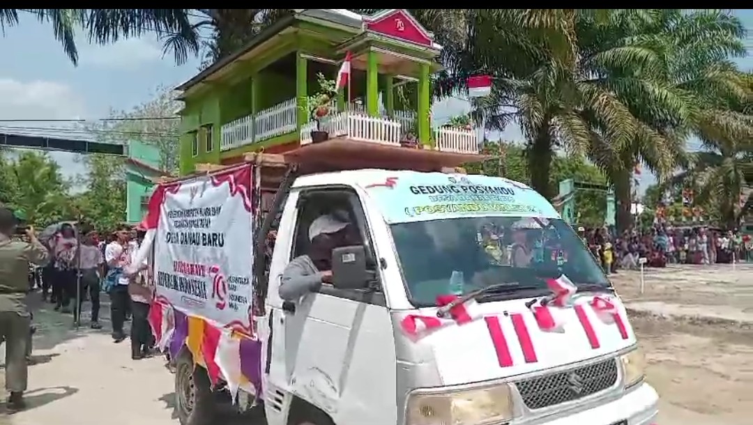 DESA DANAU BARU TAMPILKAN MINIATUR POSYANDU TERMEGA DAN TERINDAH DI KARNAVAL KECAMATAN SUNGAI ROTAN