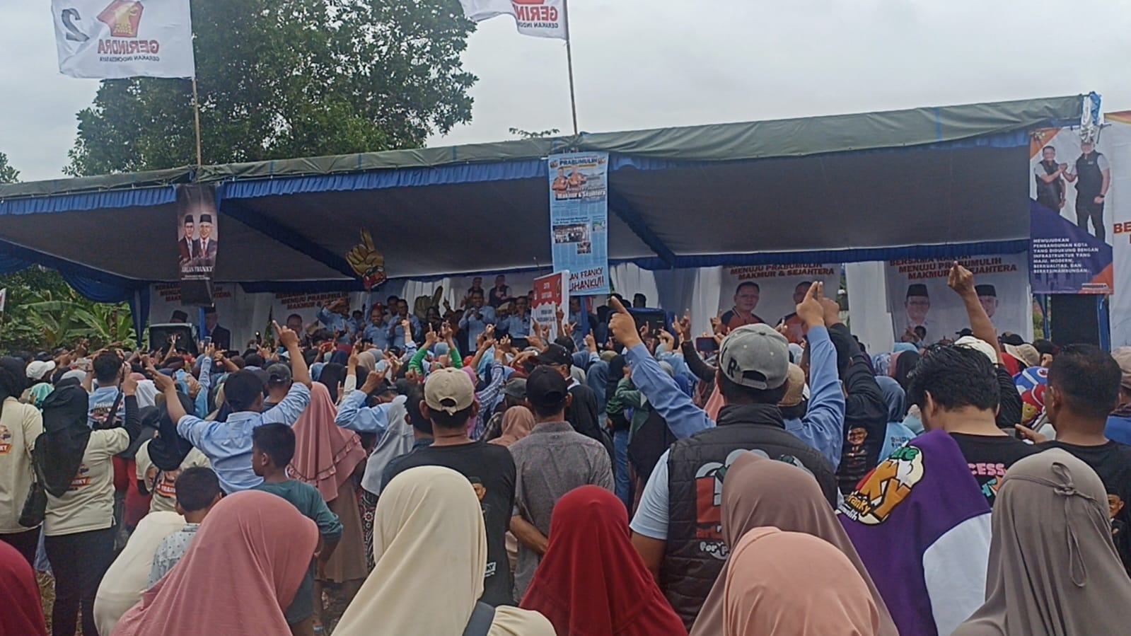 Ribuan warga padati lapangan pasar rakyat Cambai untuk mendengarkan orasi,”Laky,”