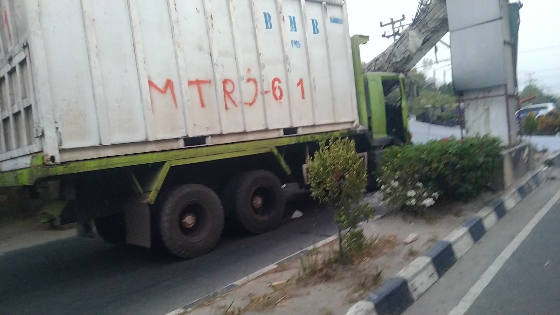 Gerbang selamat datang jalur lintas dalam kota ambruk di hantam tuck container