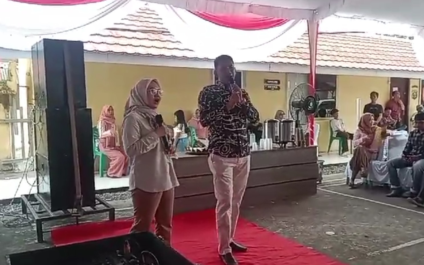 Camat Gelumbang, Sumbangkan kado terindah kepada Kapolsek Robby.