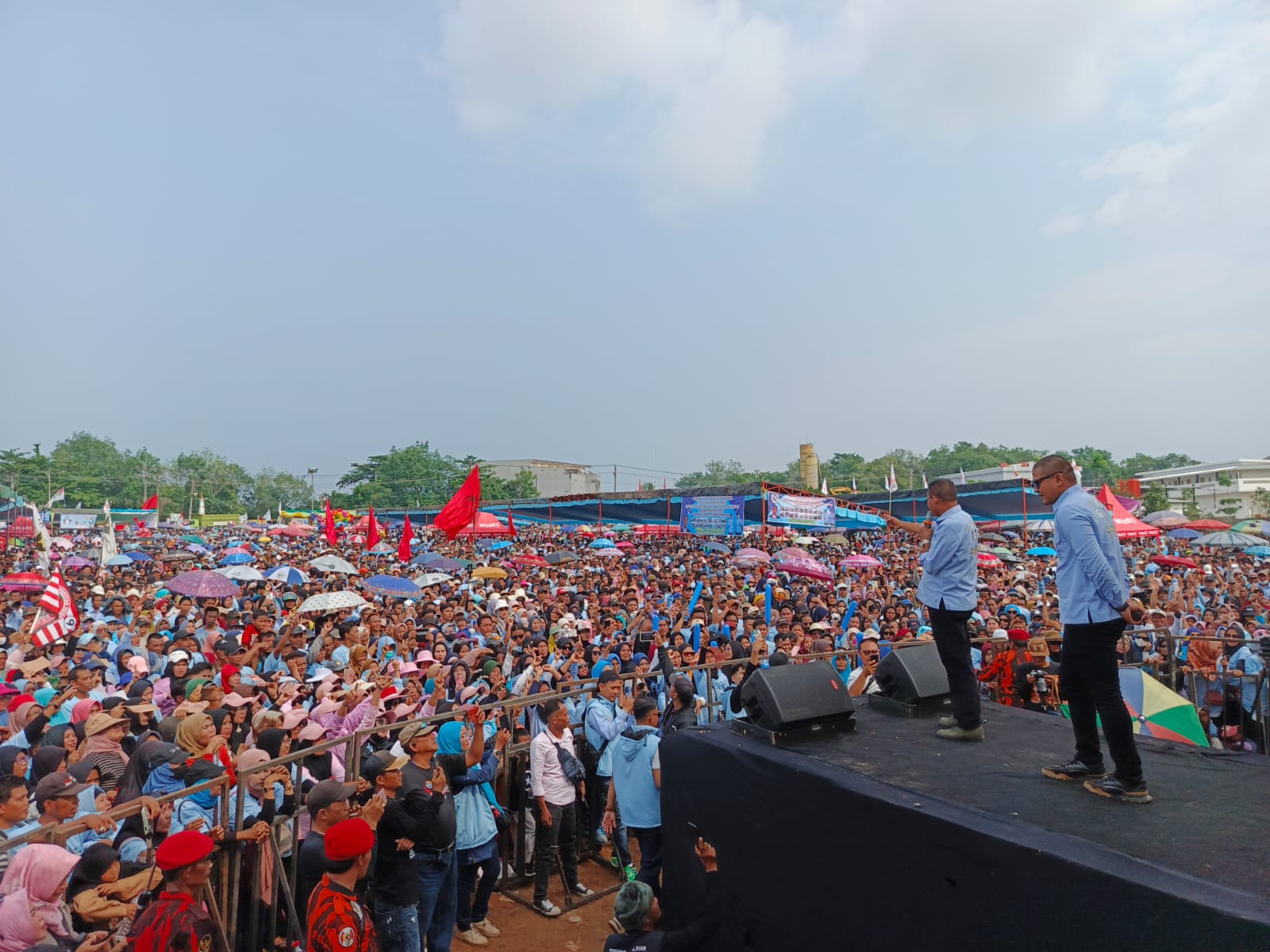 Massa Padati Kampanye Akbar H Arlan – Franky Nasril di tugu Jogja mampu menyedot ribuan masa.