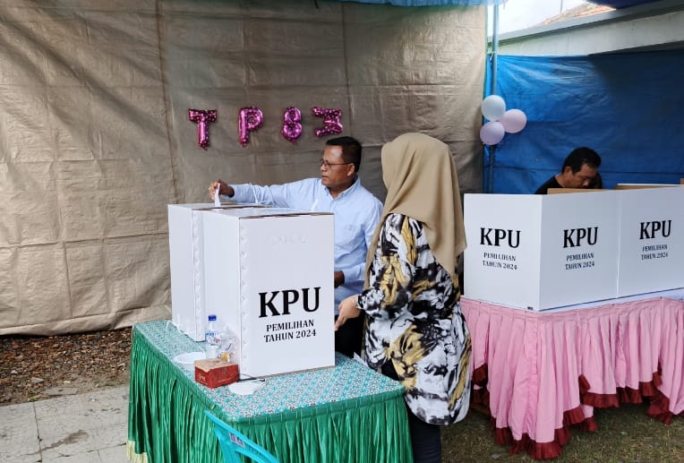 Optimis Menang, Cak Arlan dan Keluarga Nyoblos di TPS 03 Kelurahan Muntang Tapus