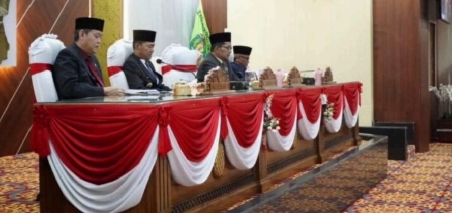 DPRD Prabumulih bersama Pemkot kembali mengelar rapat paripurna terkait jawaban Wako Prabumulih terkait pandangan Fraksi mengenai Raperda APBD Perubahan 2024.