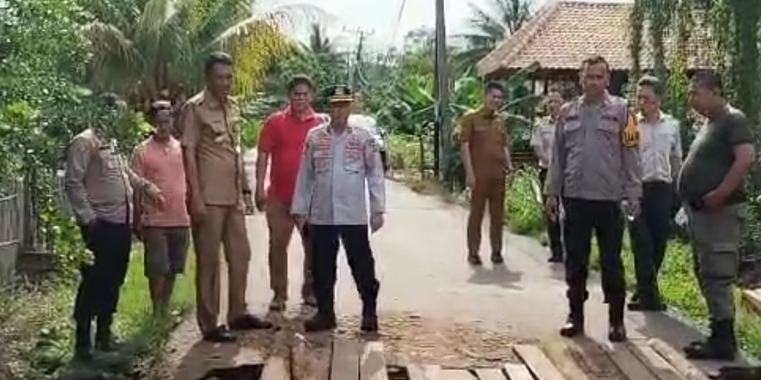 Jembatan Penghubung Desa Betung – Teluk Limau Ambruknya Dishub Dan Camat Gelumbang Pastikan Perbaikan darurat aman untuk di lintasi.